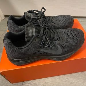 Women’s Nike Zoom Winflo 5 Size 7.5 Black